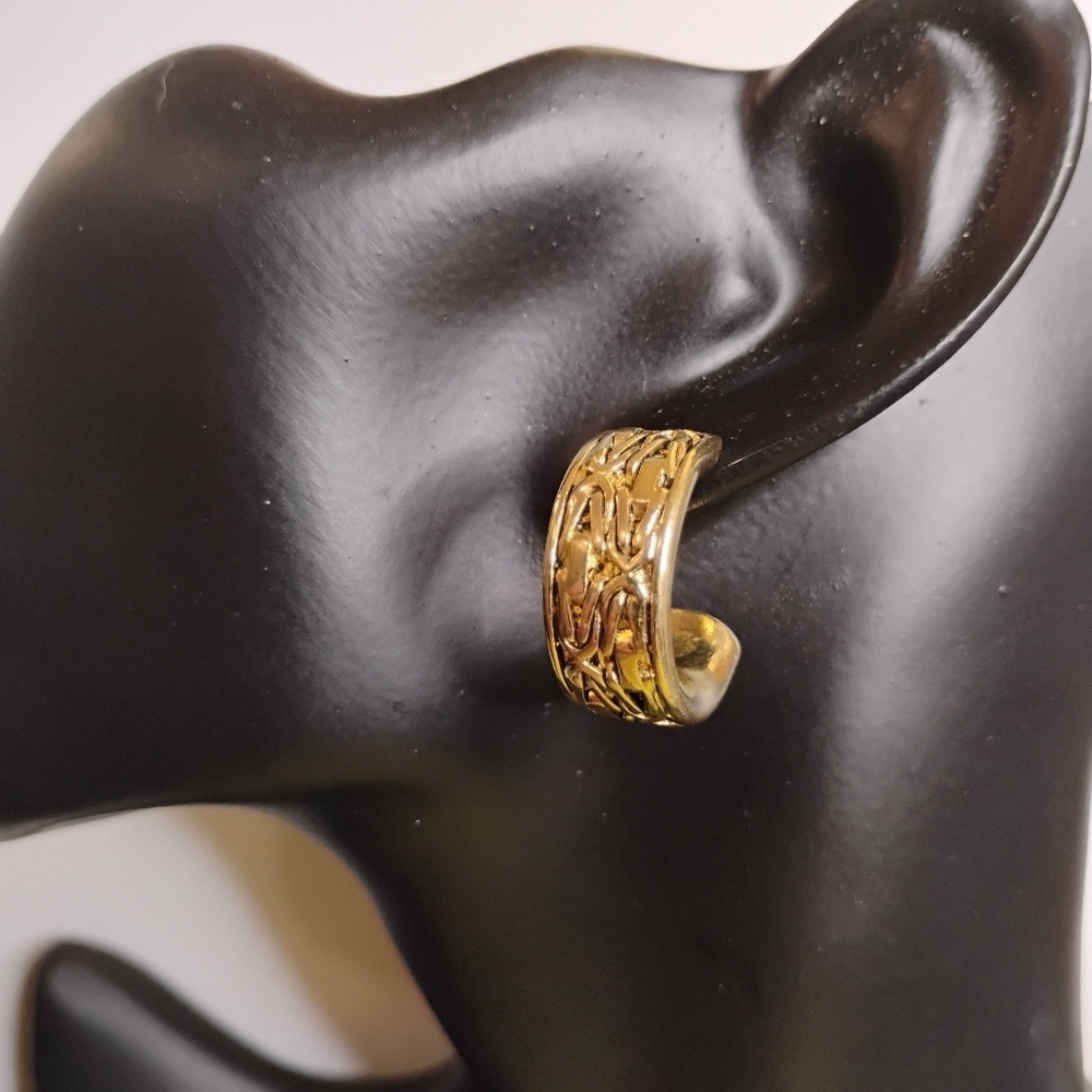 Vintage Signed Gold Tone Joan Rivers Textured Hoop Earrings